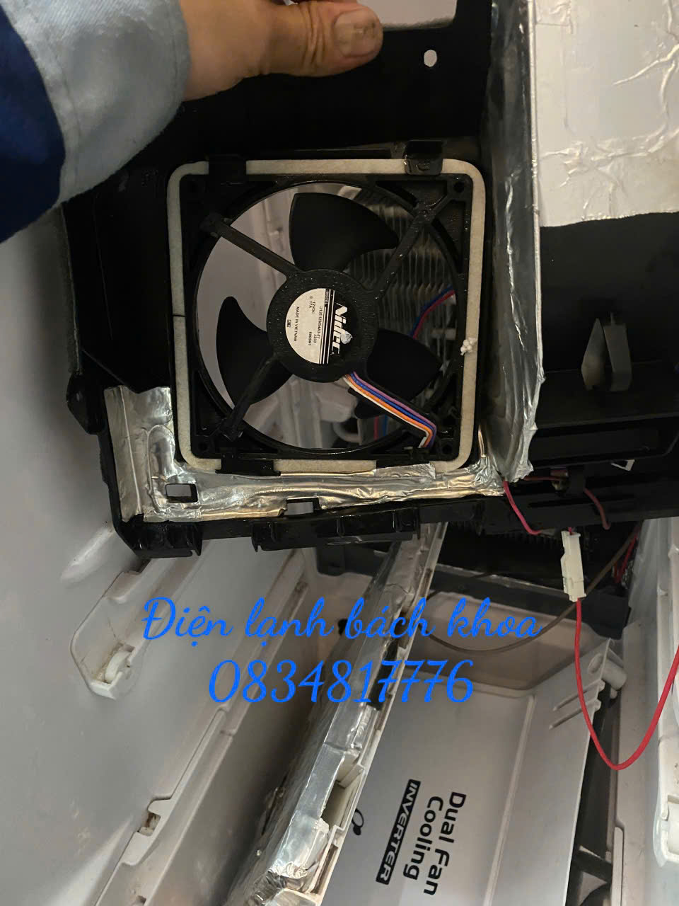 Tủ lạnh Hitachi báo lỗi F0 12 là gì? Nguyên nhân và cách khắc phục hiệu quả 2 Thay quạt dàn lạnh tủ lạnh Hitachi