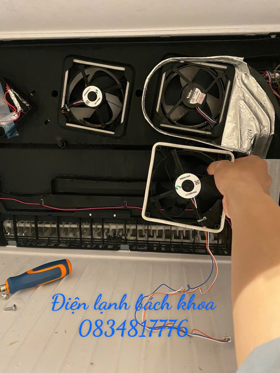 Tủ lạnh Hitachi báo lỗi F0 12 là gì? Nguyên nhân và cách khắc phục hiệu quả 1 Sửa tủ lạnh Hitachi báo lỗi F0 12