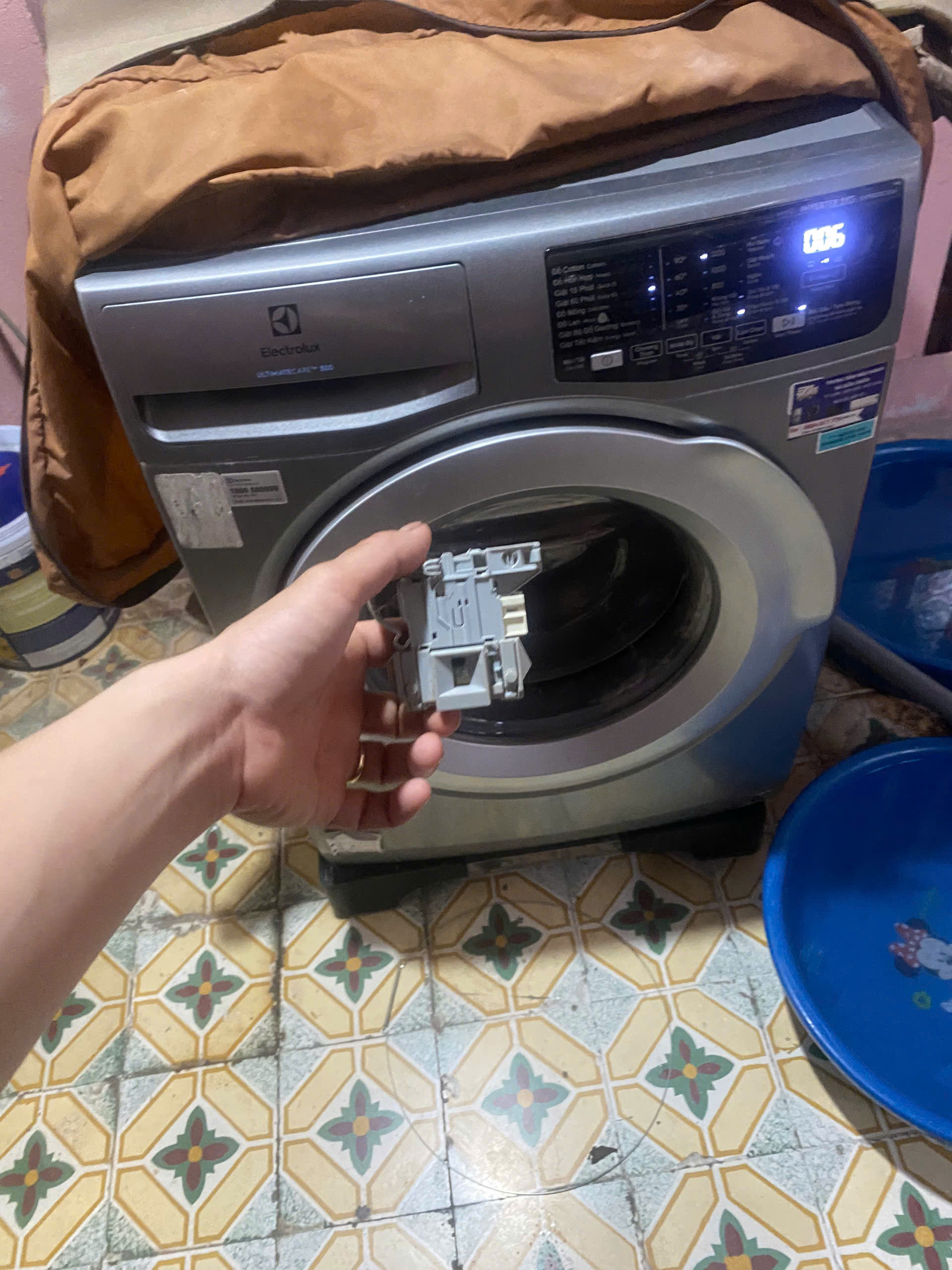 Máy Giặt Electrolux Lỗi E40 – Nguyên Nhân & Cách Sửa Nhanh 6 Sửa máy giặt Electrolux lỗi E40 uy tín