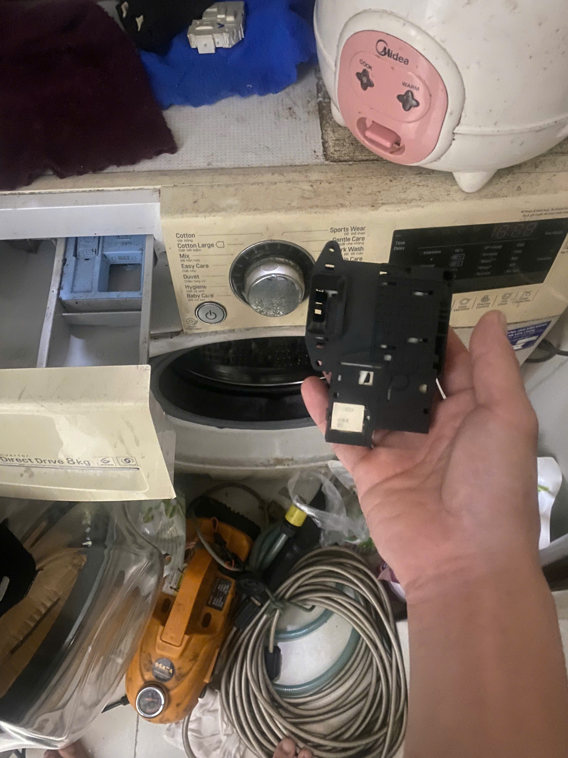Máy giặt Xiaomi báo lỗi E2? Nguyên nhân và cách xử lý tại nhà 2 Khóa cửa máy giặt Xiaomi