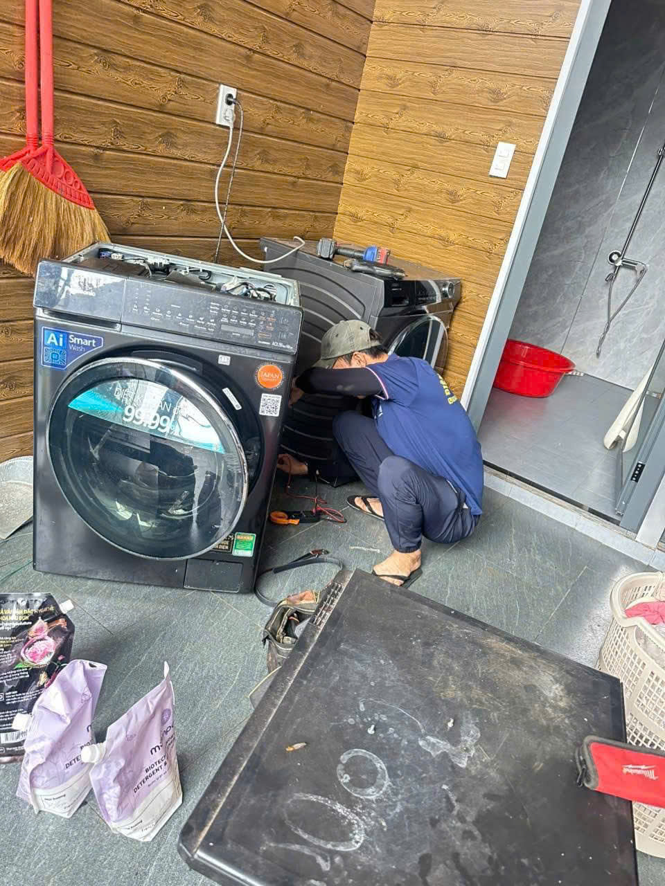 Thợ kĩ thuật đang kiểm tra máy giặt tại Hà Đông