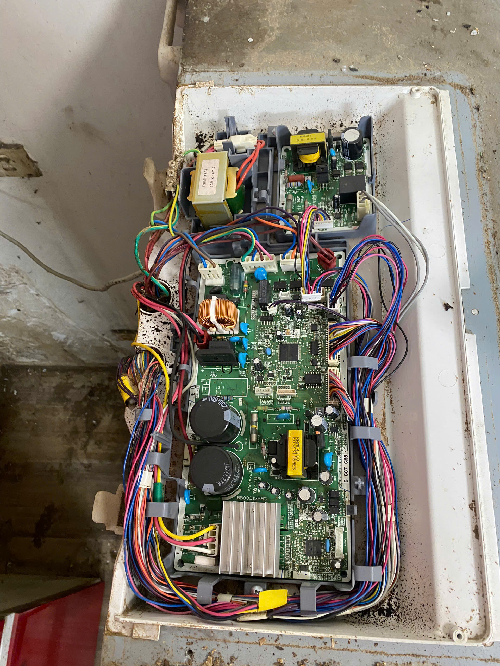 Tủ lạnh Hitachi nháy đèn 2 lần ? Nguyên nhân và Cách xử lí hiệu quả tại nhà