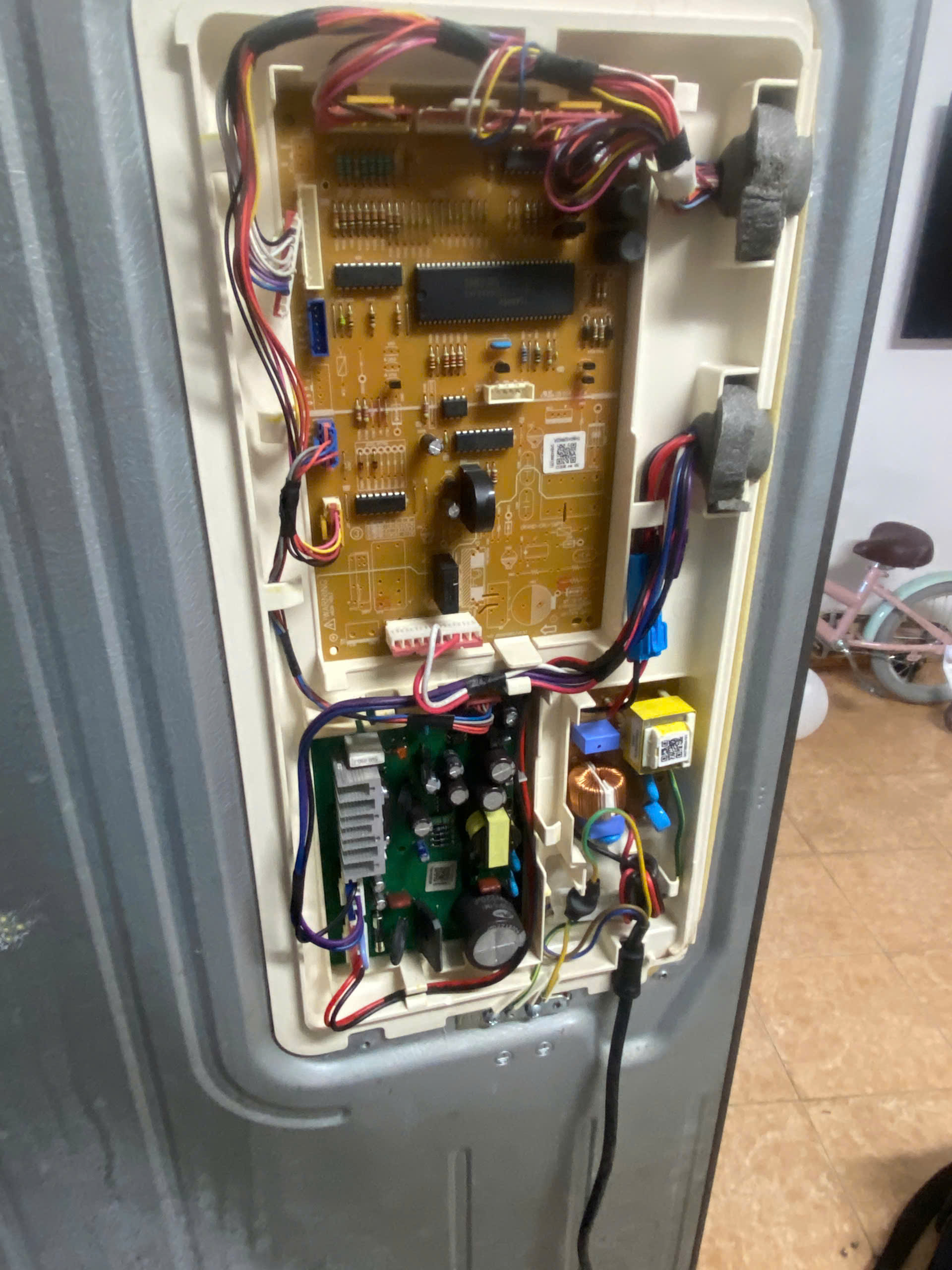 Bo mạch tủ lạnh Samsung không cấp điện để quạt dàn nóng quay