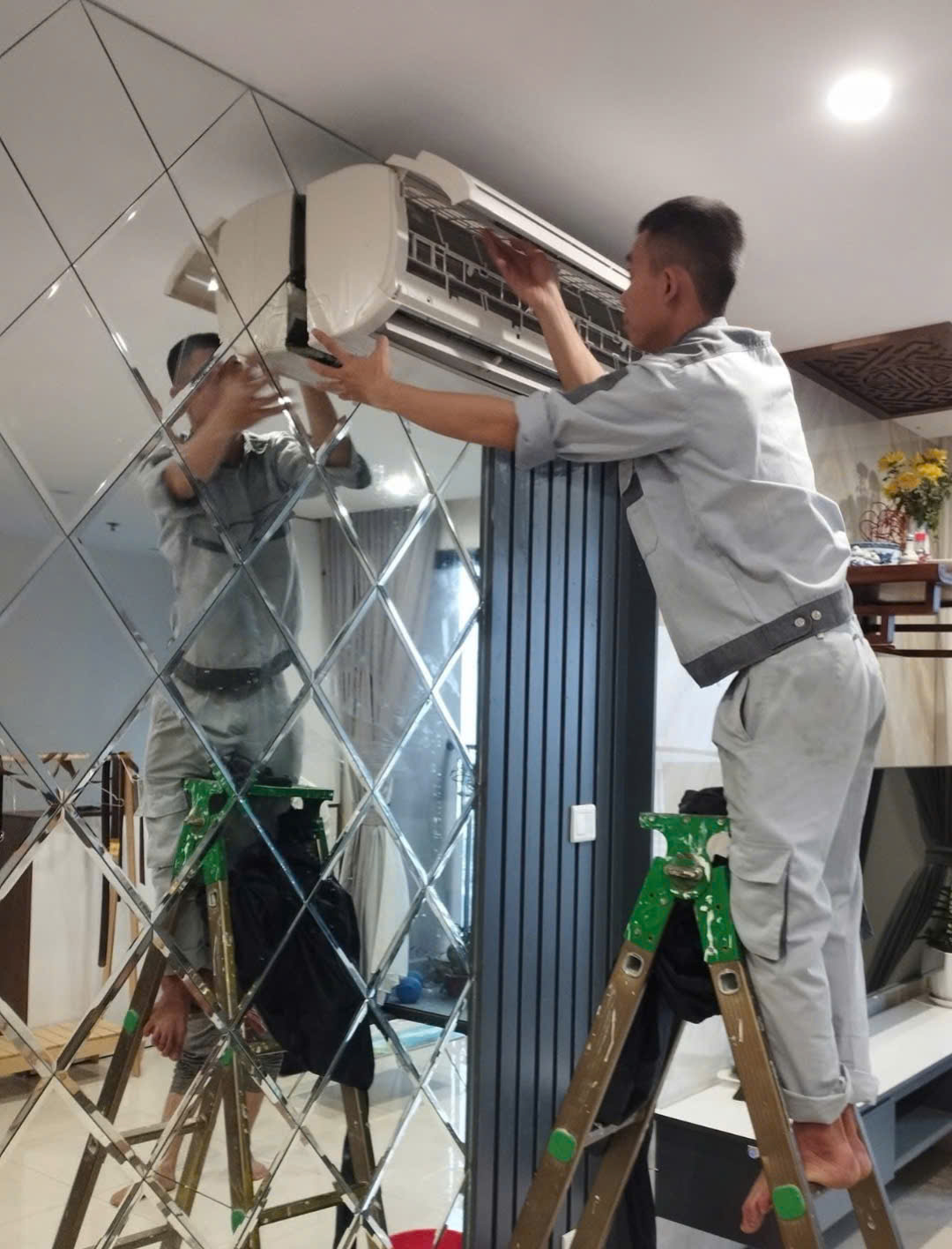 Thợ kĩ thuật đang bảo hành miễn phí điều hòa Lenson tại Hà Nội