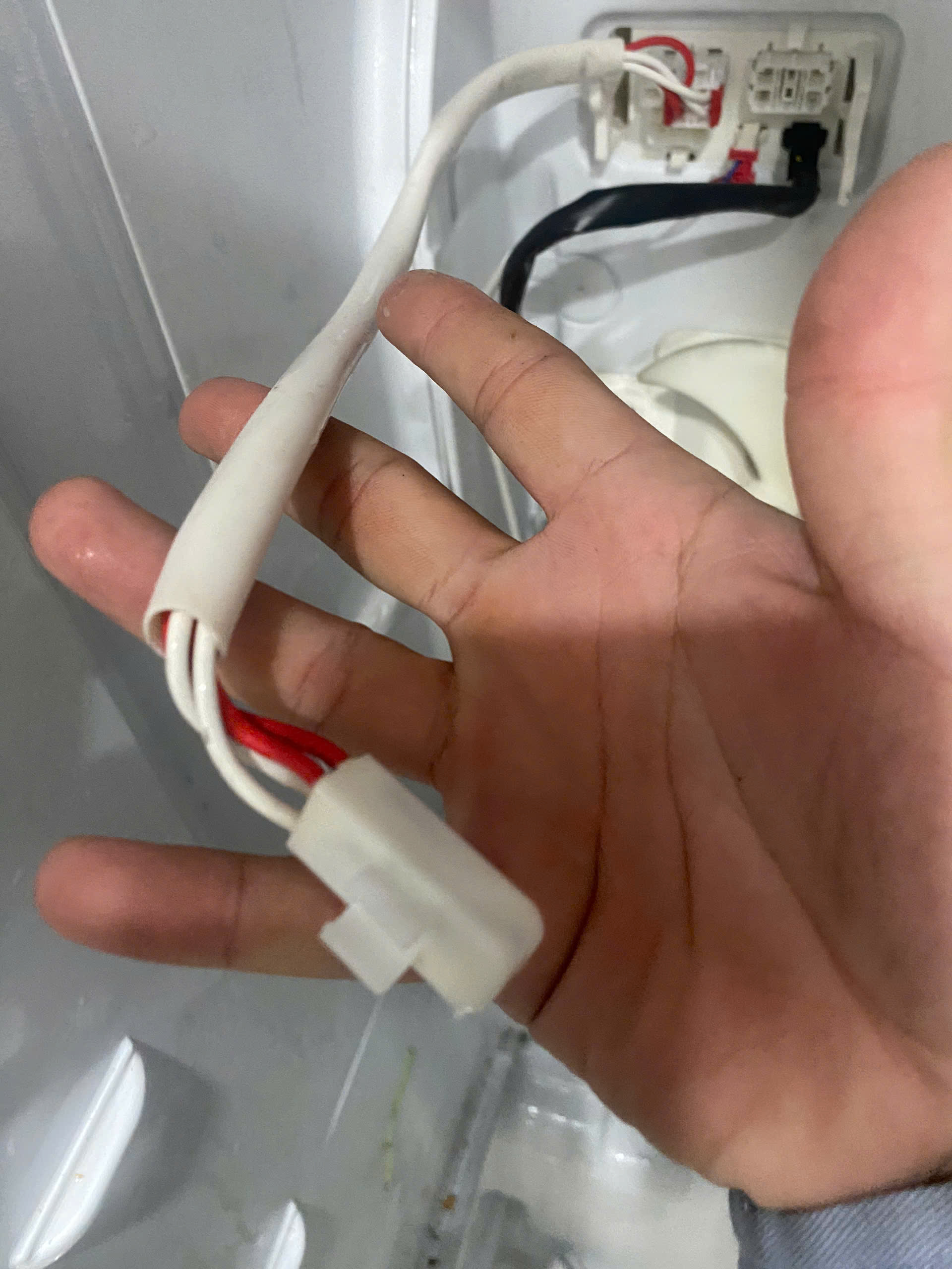 Tủ lạnh Smeg báo lỗi E1 là lỗi gì? Nguyên nhân và cách sửa triệt để ngay tại nhà 2 Cảm biến tủ lạnh Smeg báo lỗi E1
