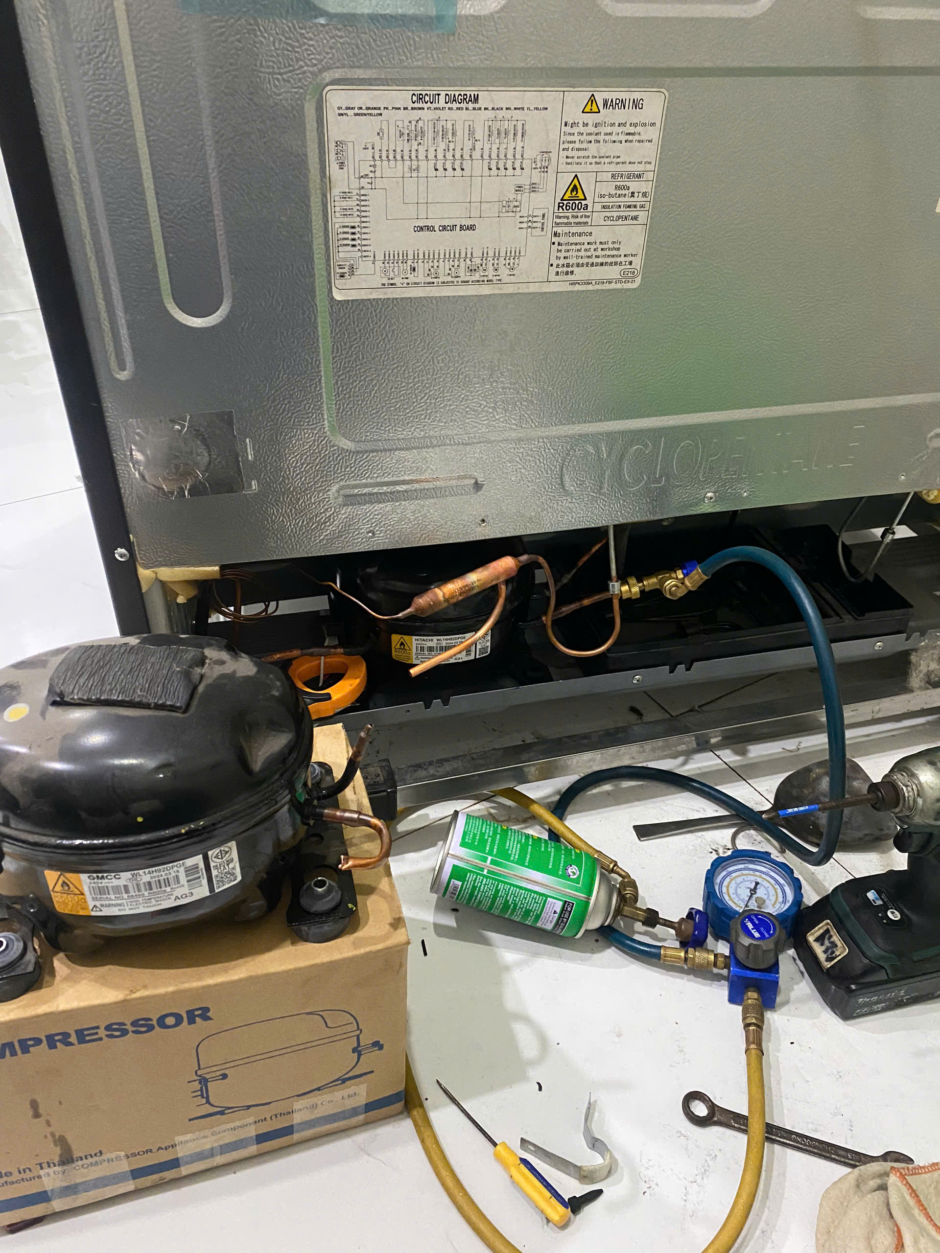 Tủ Lạnh Hitachi Không Hoạt Động? Nguyên Nhân Và Cách Kiểm Tra 5 Thay máy nén tủ lạnh Hitachi tại Hà Nội.