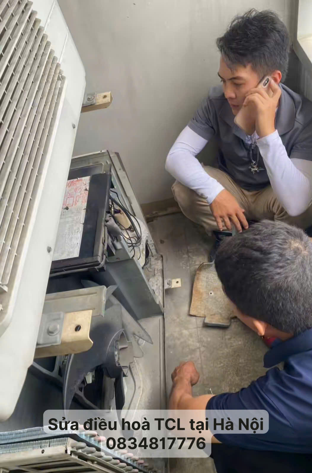 Thợ kĩ thuật đang sửa điều hòa TCL tại nhà Hà Nội