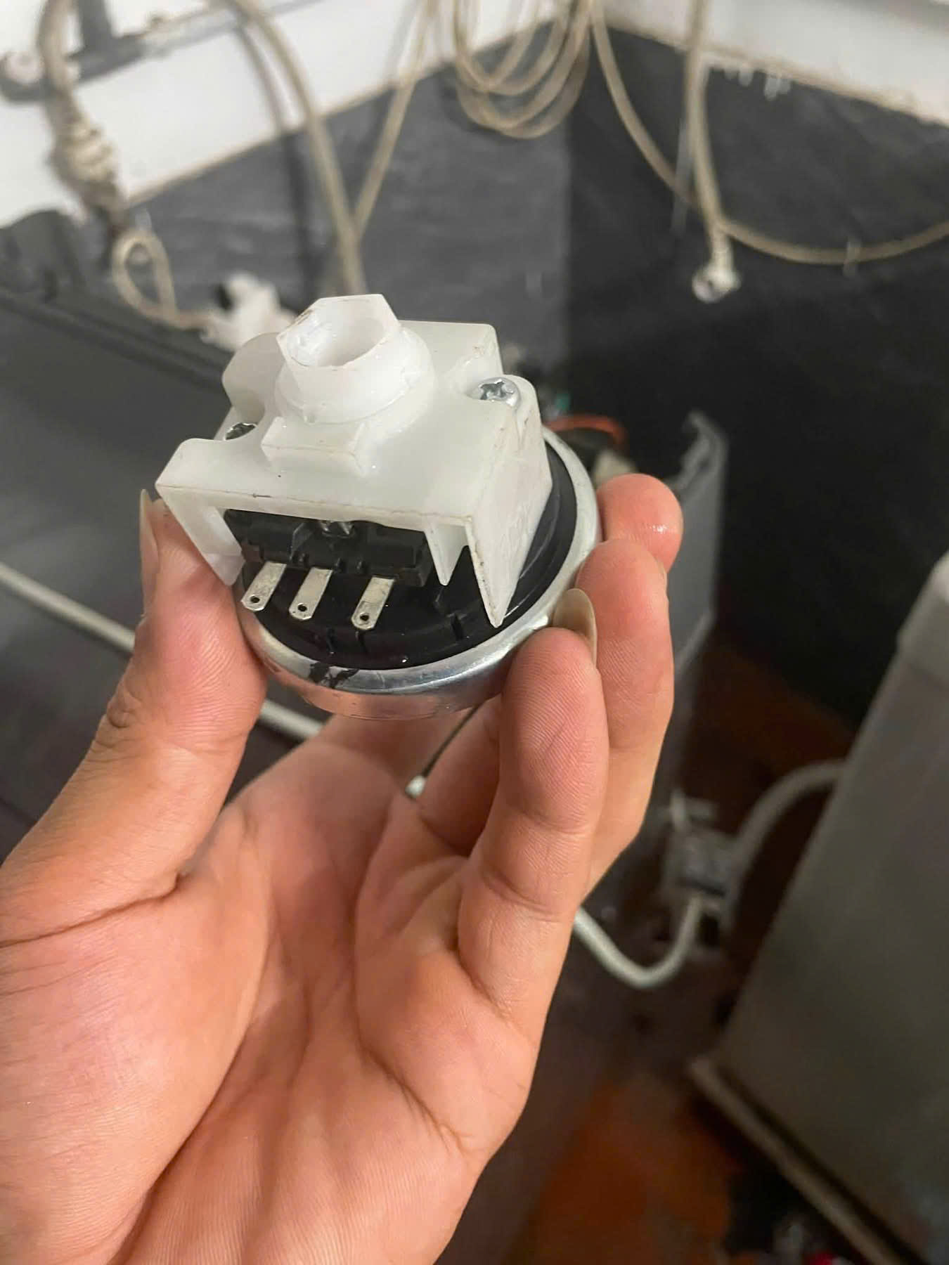 Thao phao áp suất máy giặt Casper bão lỗi E33