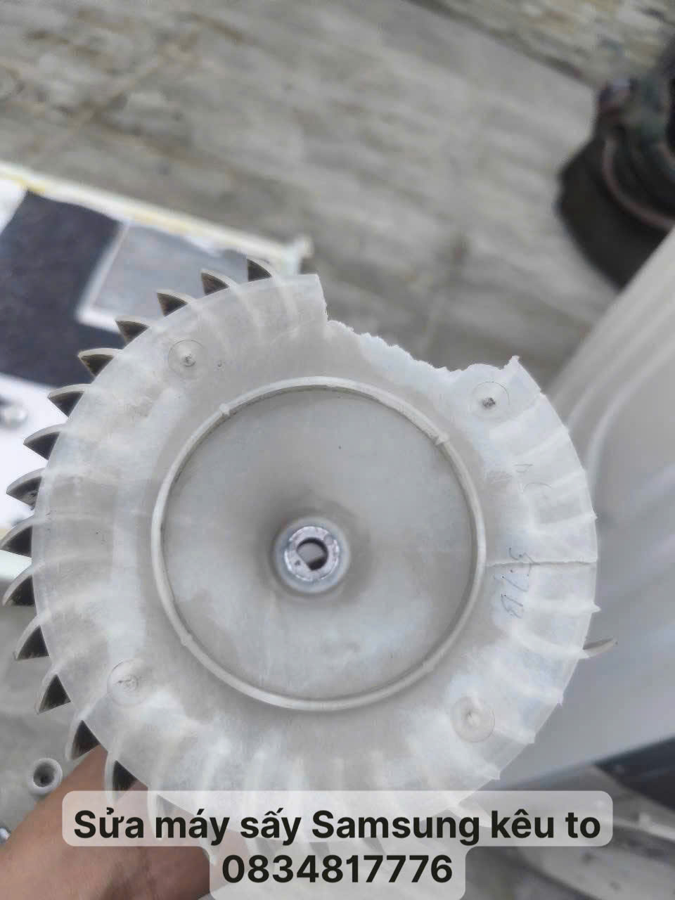 Máy sấy Samsung kêu to? Nguyên nhân và cách sửa tại nhà 2 Thay cánh quạt máy sấy Samsung kêu to